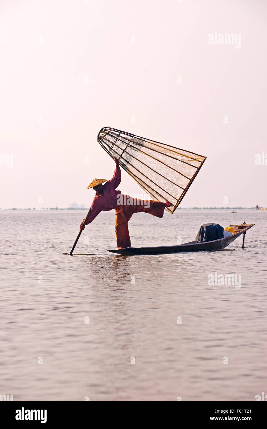 L'aviron de jambe de pêcheur du lac Inle, Myanmar Banque D'Images