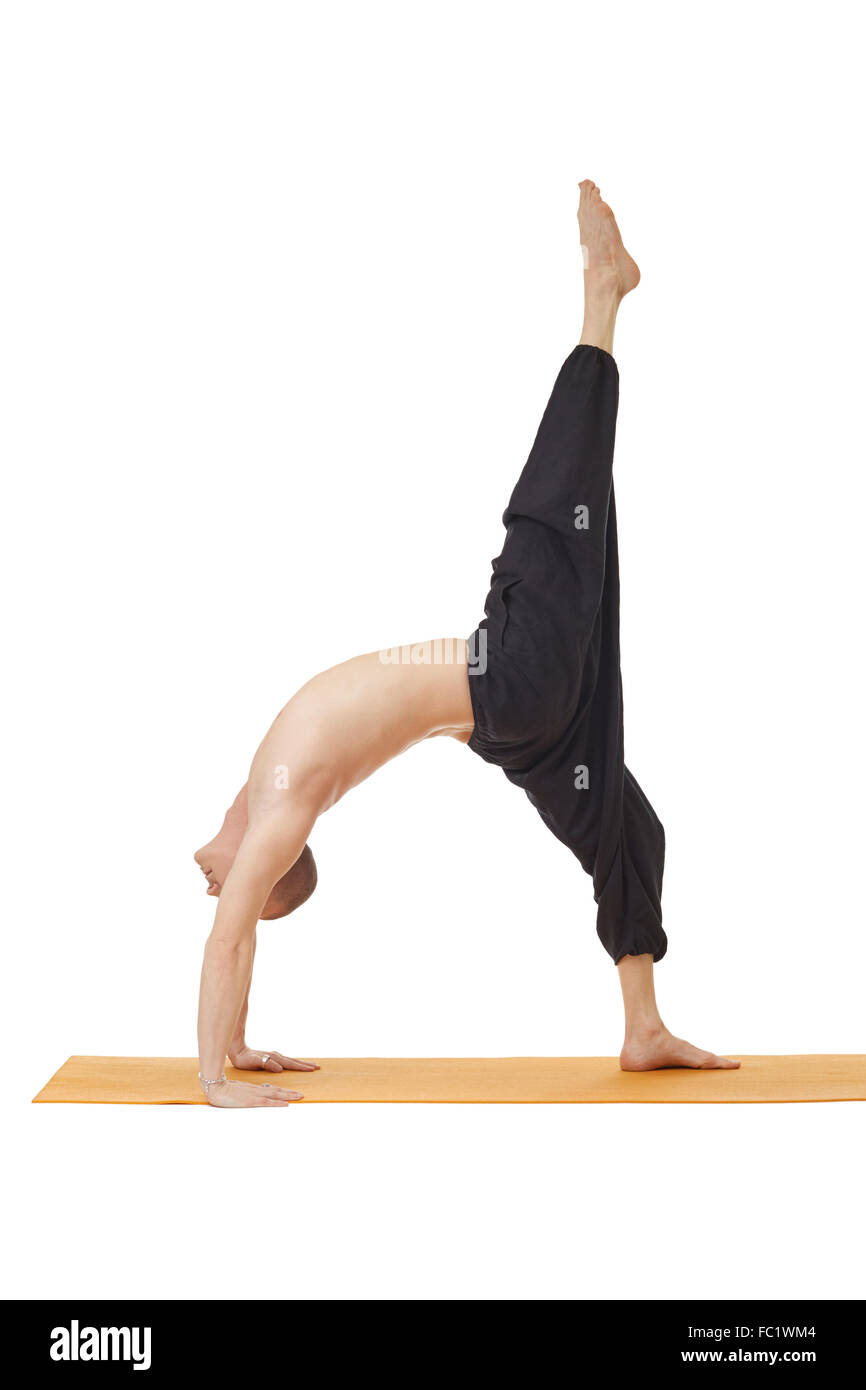 Des cours de yoga. Man posing in difficile asana Banque D'Images