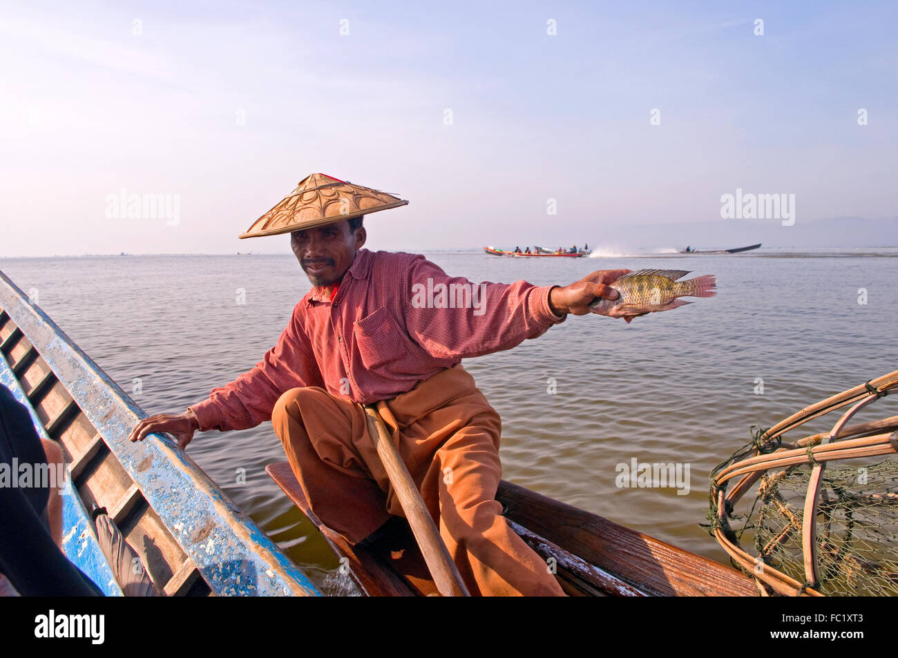 Vendre son poisson pêcheur sur le lac Inle, Myanmar Banque D'Images