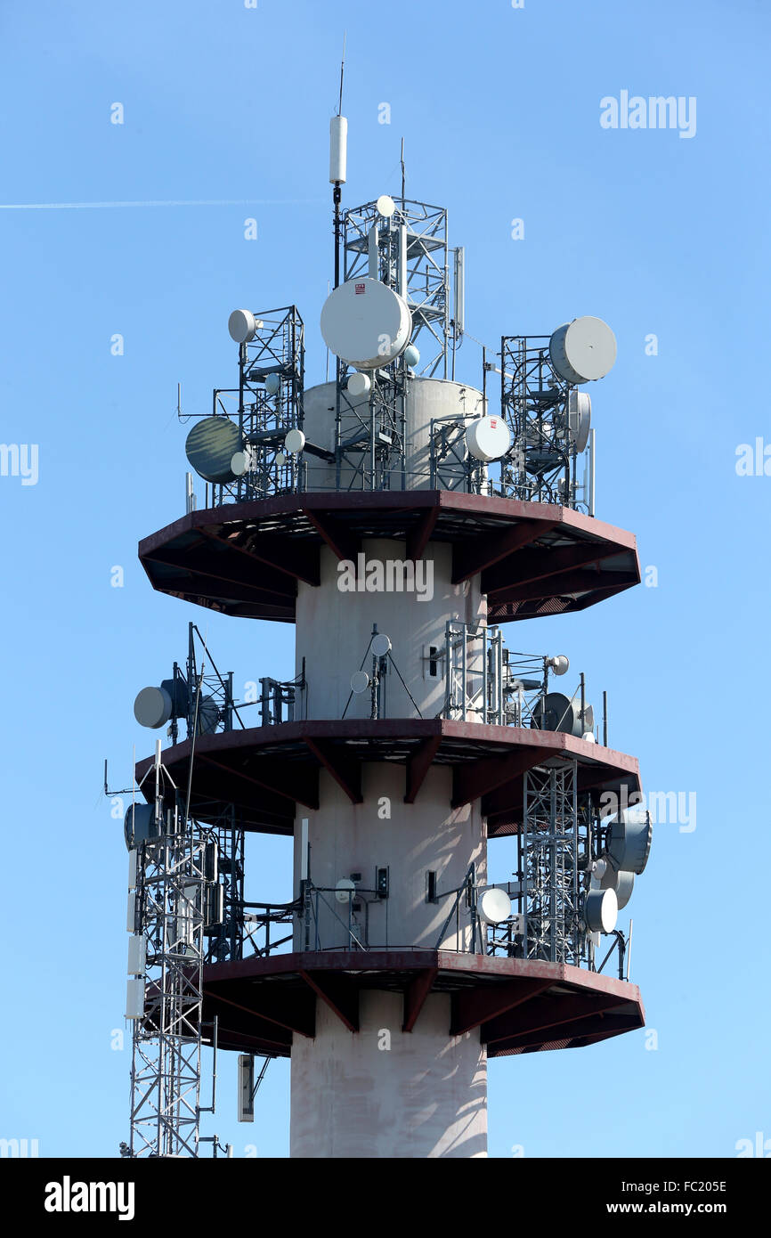 Antennes de station relais de diffusion Banque de photographies et d ...