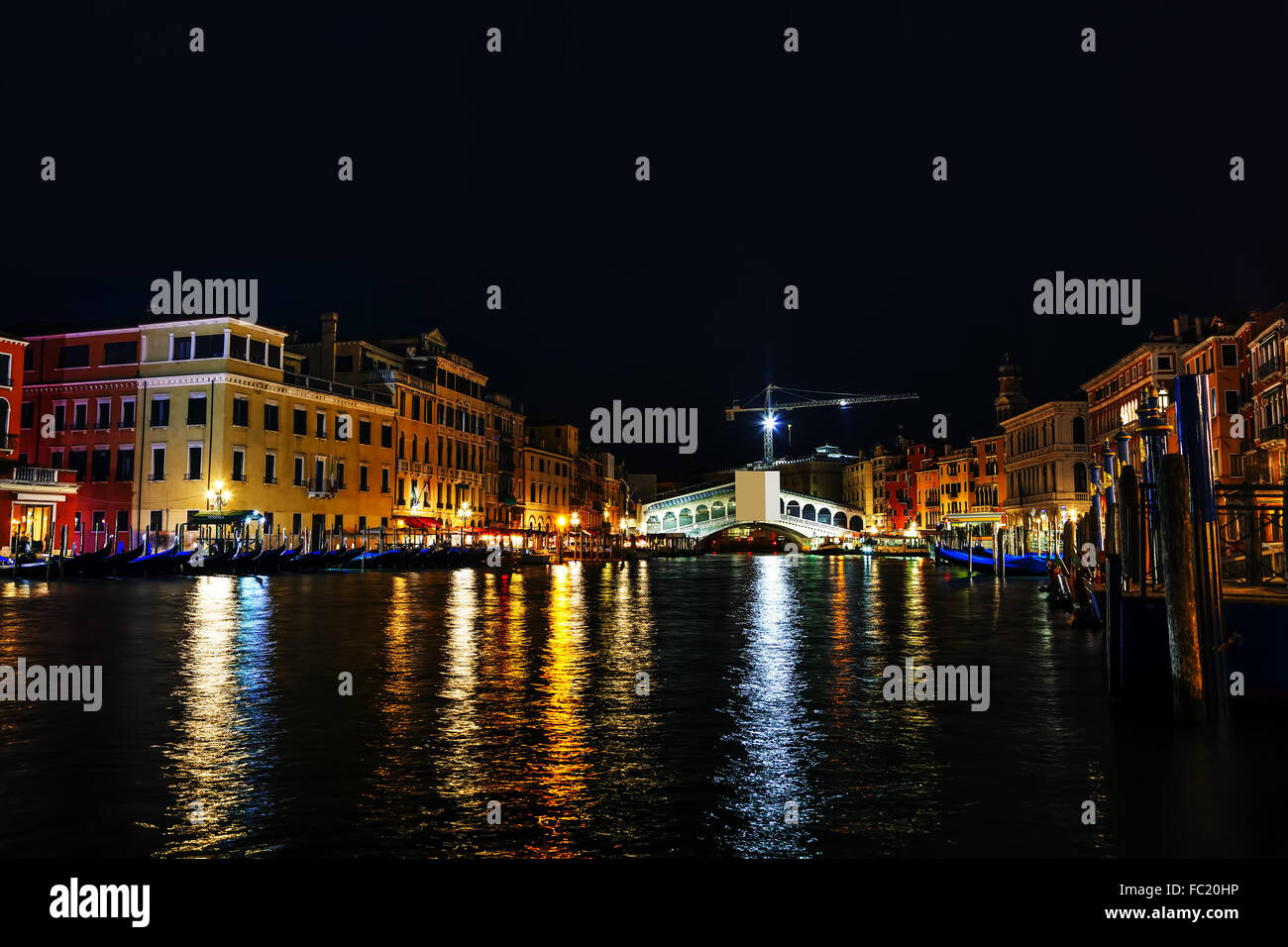 Pont du Rialto (Ponte di Rialto) à Venise, Italie pendant la nuit Banque D'Images