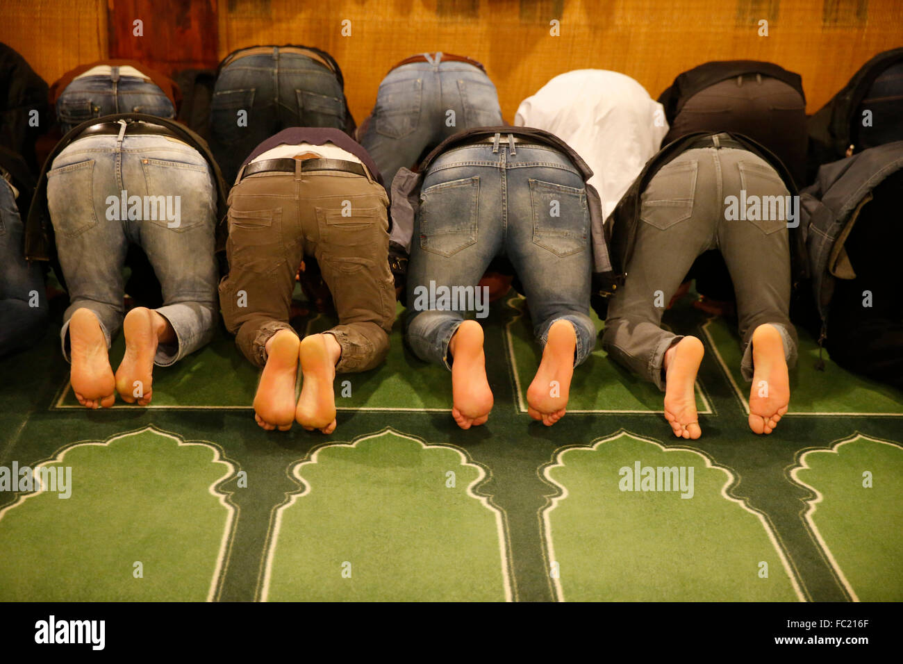 Les musulmans priant à l'intérieur de la Grande Mosquée de Paris. Banque D'Images