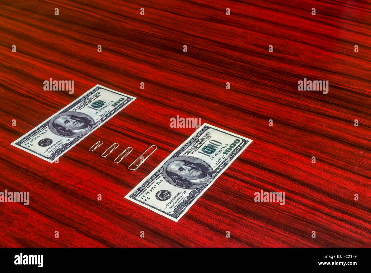 Trombones classés par taille comprise entre 100 et 1000 dollars Banque D'Images Trombones classés par taille comprise entre 100 et 1000 dollars Banque D'Images