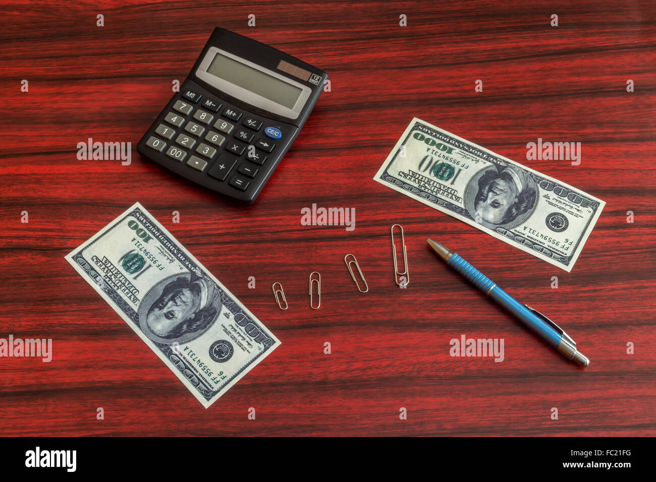 Trombones classés par taille comprise entre 100 et 1000 dollars Banque D'Images Trombones classés par taille comprise entre 100 et 1000 dollars Banque D'Images