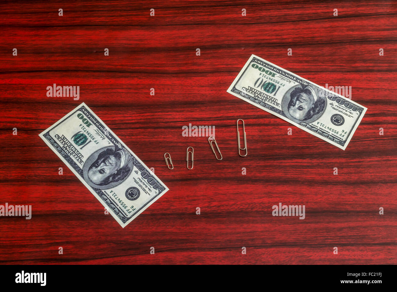 Trombones classés par taille comprise entre 100 et 1000 dollars Banque D'Images Trombones classés par taille comprise entre 100 et 1000 dollars Banque D'Images