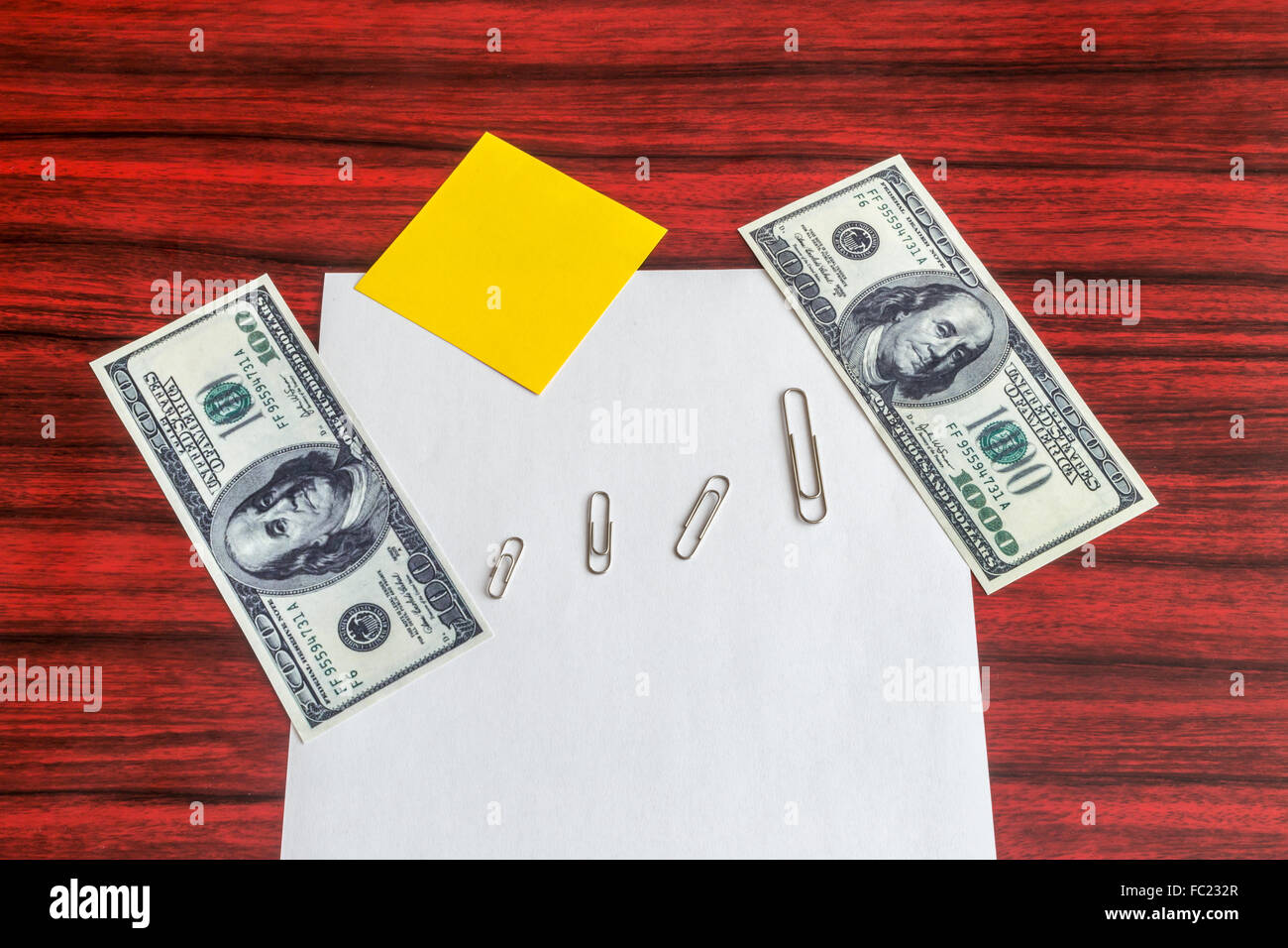 Trombones classés par taille comprise entre 100 et 1000 dollars sur une feuille de papier Banque D'Images Trombones classés par taille comprise entre 100 et 1000 dollars sur une feuille de papier Banque D'Images