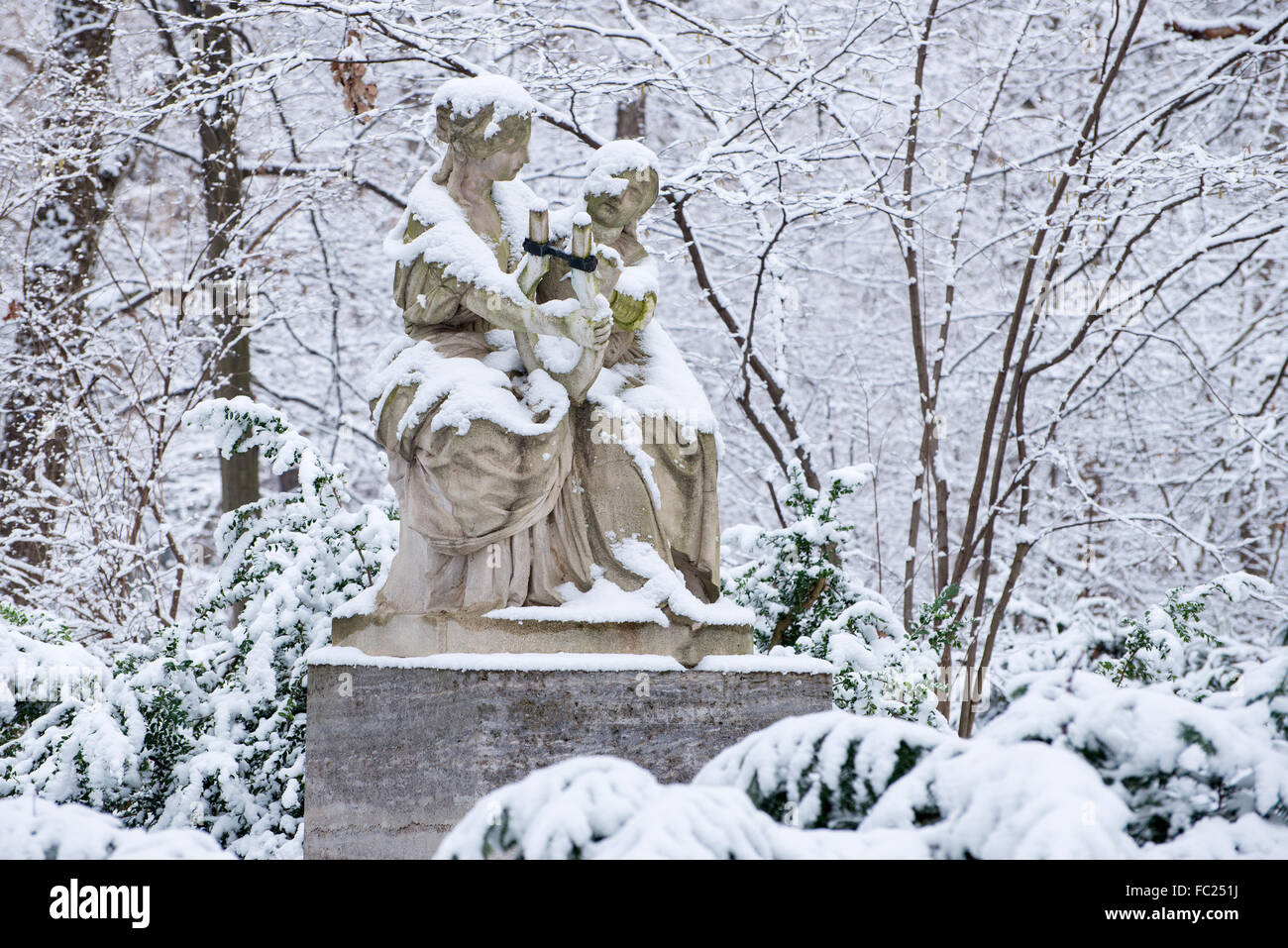 Un parc couvert de neige dans le parc du Tiergarten au centre de Berlin en hiver 2016, avec des monuments et les arbres et le lac de Berlin Banque D'Images