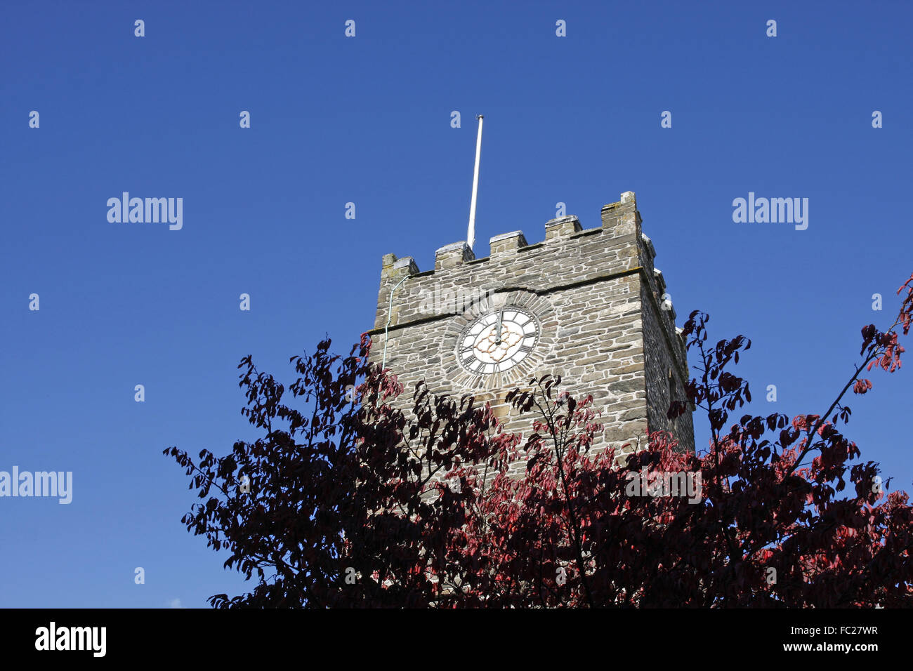 Tour de l'horloge de l'église montrant douze heures Banque D'Images