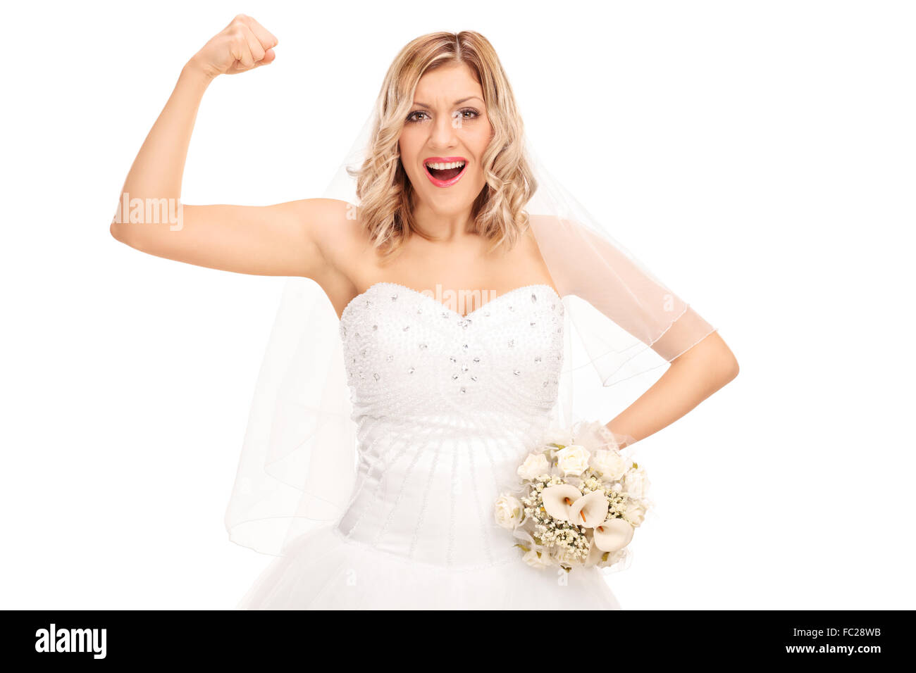 Jeune blonde bride dans une robe de mariée blanche fléchissant ses biceps isolé sur fond blanc Banque D'Images