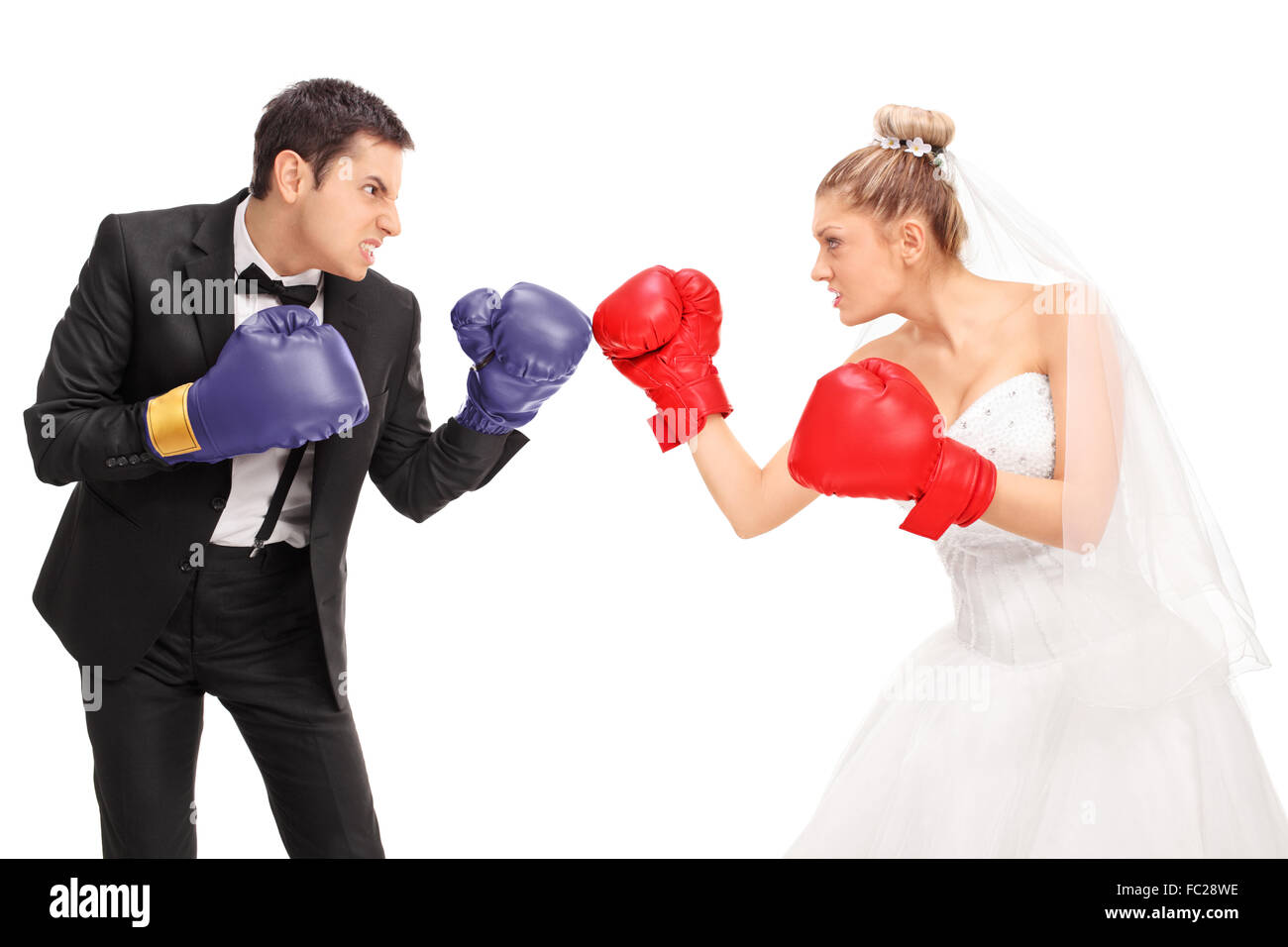 Les jeunes mariés avec des gants de boxe combat isolé sur fond blanc Banque D'Images