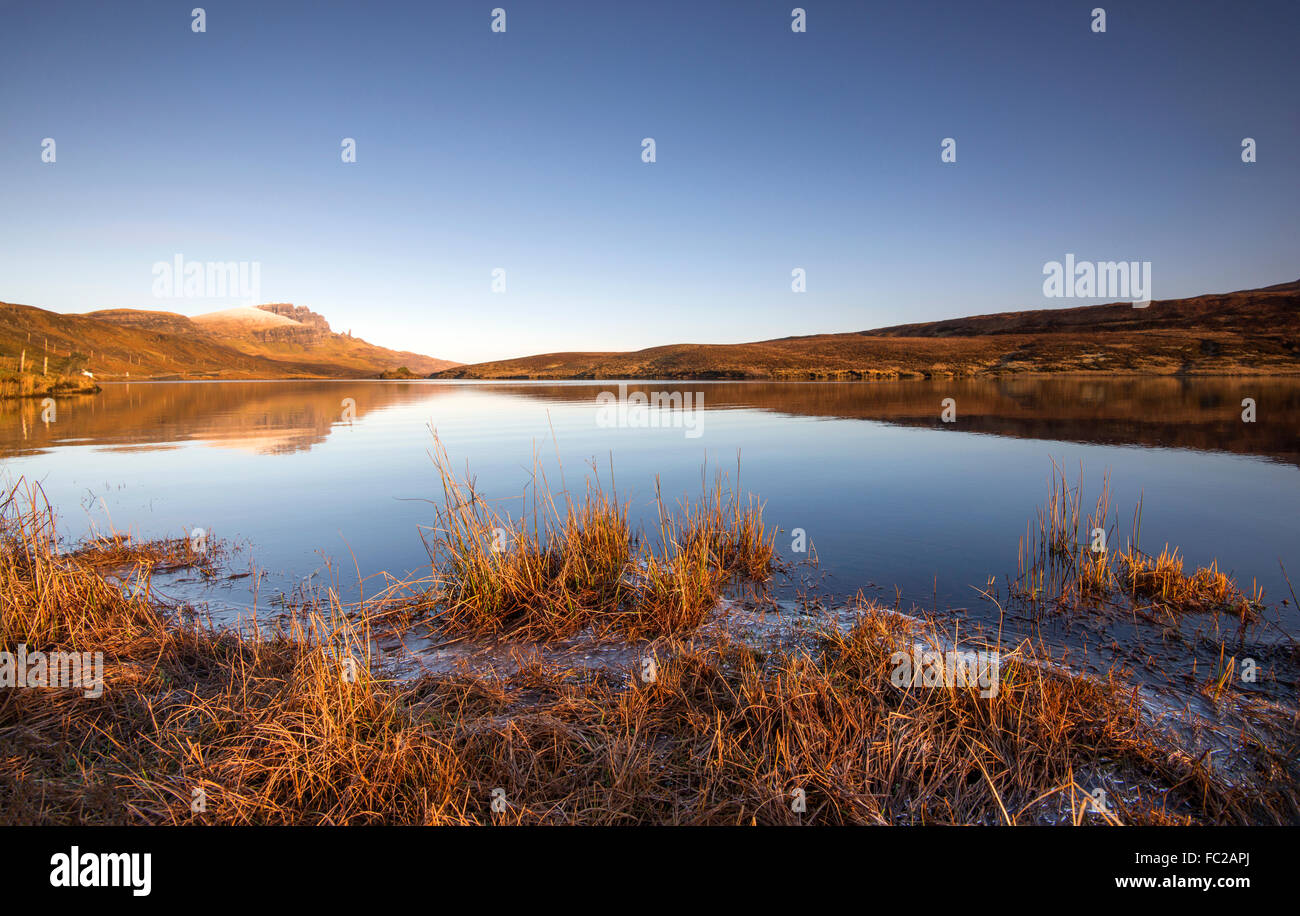 Matin d'hiver à Loch Fada, avec un reflet de l'ancien homme de Storr en arrière-plan, l'île de Skye Ecosse UK Banque D'Images