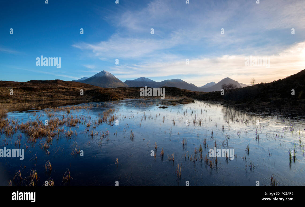 La lumière de l'après-midi et des réflexions sur le Loch Nan Eilean sur l'île de Skye, en Écosse, Royaume-Uni Banque D'Images