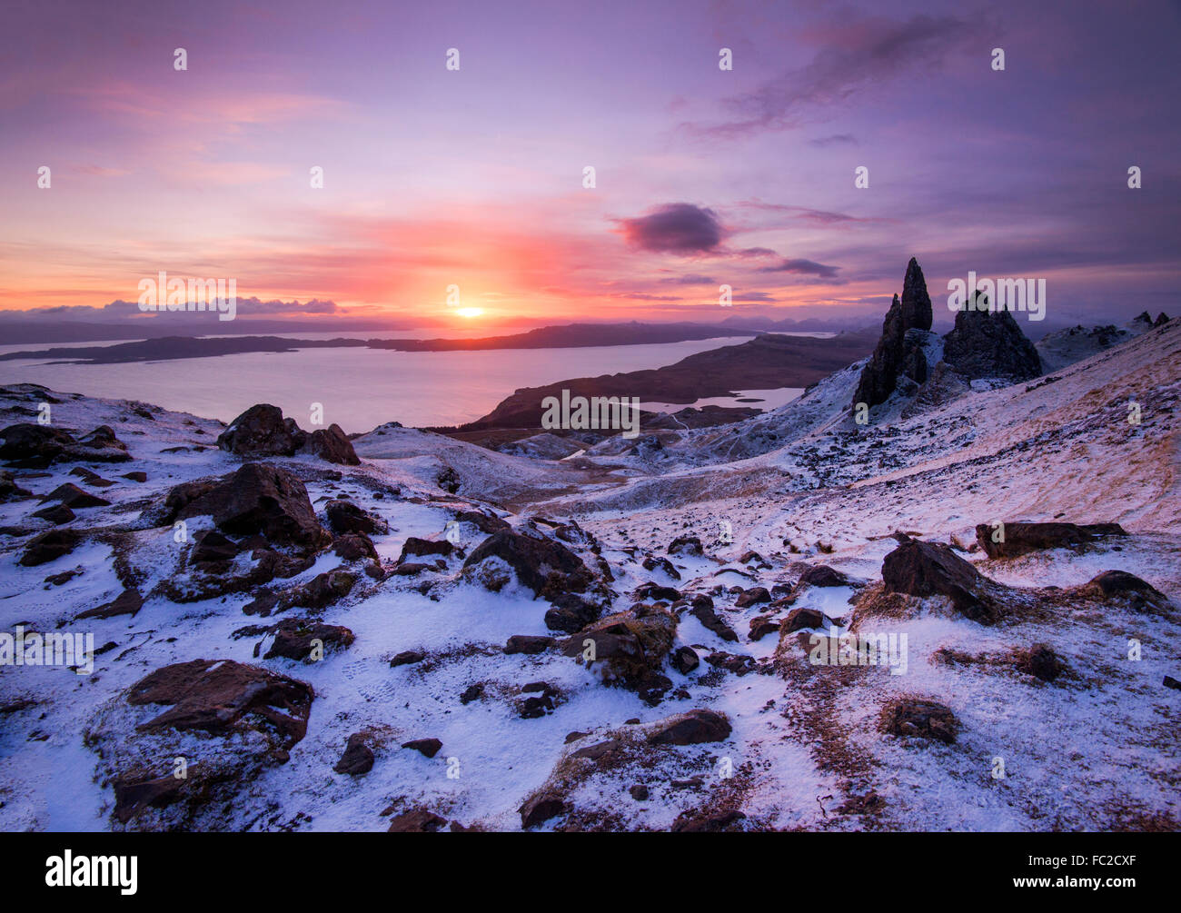 Au lever du soleil d'hiver le vieil homme de Storr sur l'île de Skye, en Écosse, Royaume-Uni Banque D'Images