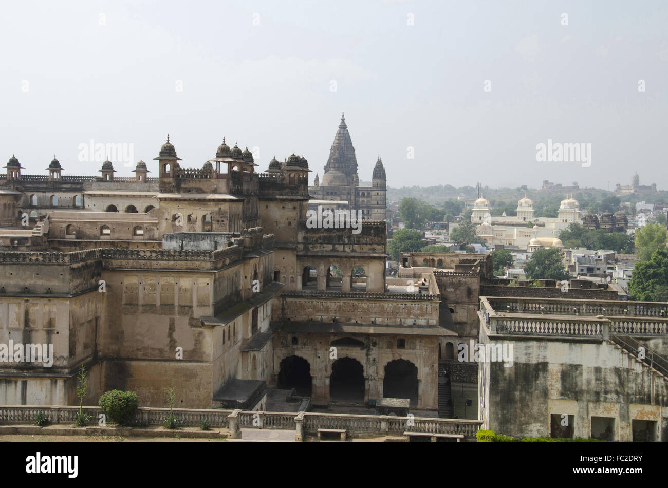 Une vue de Jahangir Mahal surplombant Orccha ville. Sheesh Mahal, Raj Mahal, Chaturbhuj Temple, Ram Raja Temple sont vus dans le Banque D'Images