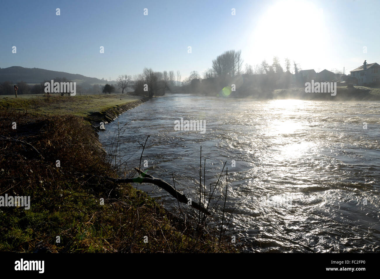 Le mardi 19 janvier 2016 Photo stock générique de la rivière Usk à Abergavenny Wales UK Banque D'Images