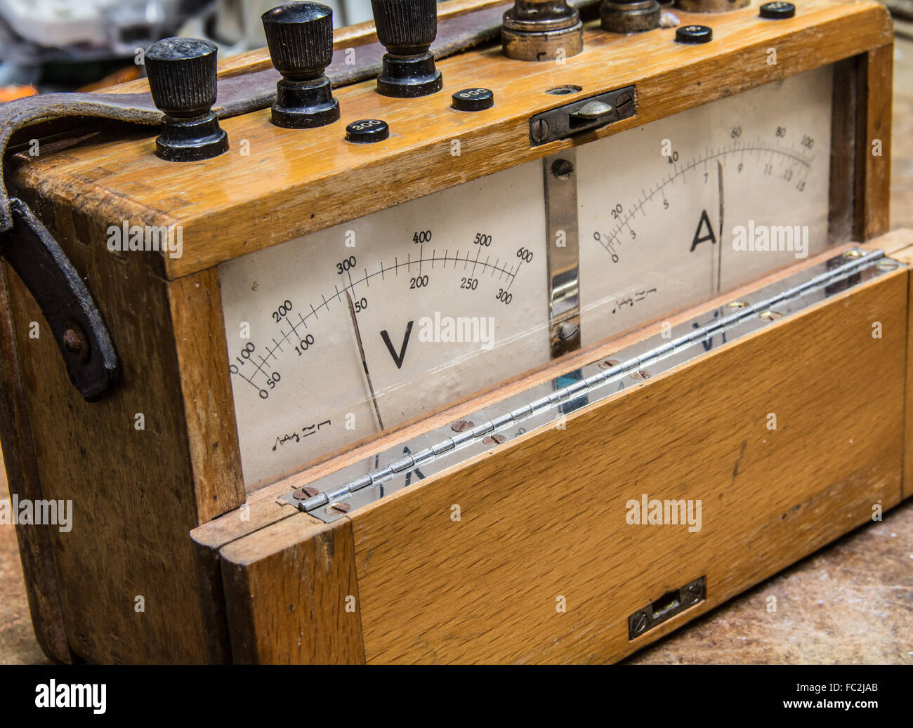 Compteur électrique en bois analogiques vintage sur l'ancienne table test Banque D'Images