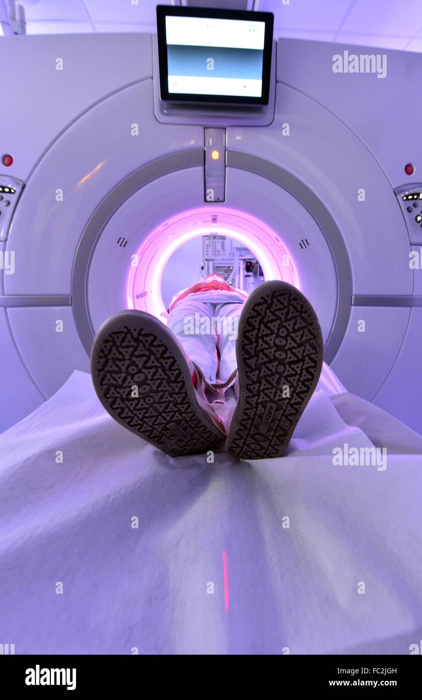 Jena, Allemagne. 20 Jan, 2016. Un x-ray se trouve dans l'assistant d'un tomodensitomètre pour fins de démonstration dans la salle d'urgence de l'hôpital universitaire (UKJ) dans la région de Jena, Allemagne, 20 janvier 2016. L'UKJ est le premier hôpital en Allemagne d'employer un nouveau type de scanner dans la salle d'urgence. Les différentes étapes de traitement peut être effectué à travers avec un seul cycle, tout en réduisant l'exposition aux rayonnements pour le patient. Le scanner GE Healthcare s'appelle la révolution 'CT." Photo : MARTIN SCHUTT/dpa/Alamy Live News Banque D'Images