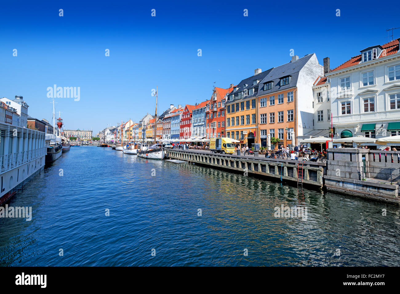 Promenade Nyhavn à Copenhague Danemark large Banque D'Images