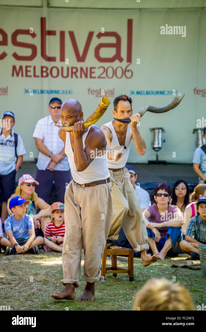 La Vague.Storytellers Ellis Pearson & Bheki Mkhwane une institution sur les pelouses sud-africaine en Grahamstown Festival Melbourne ; Banque D'Images