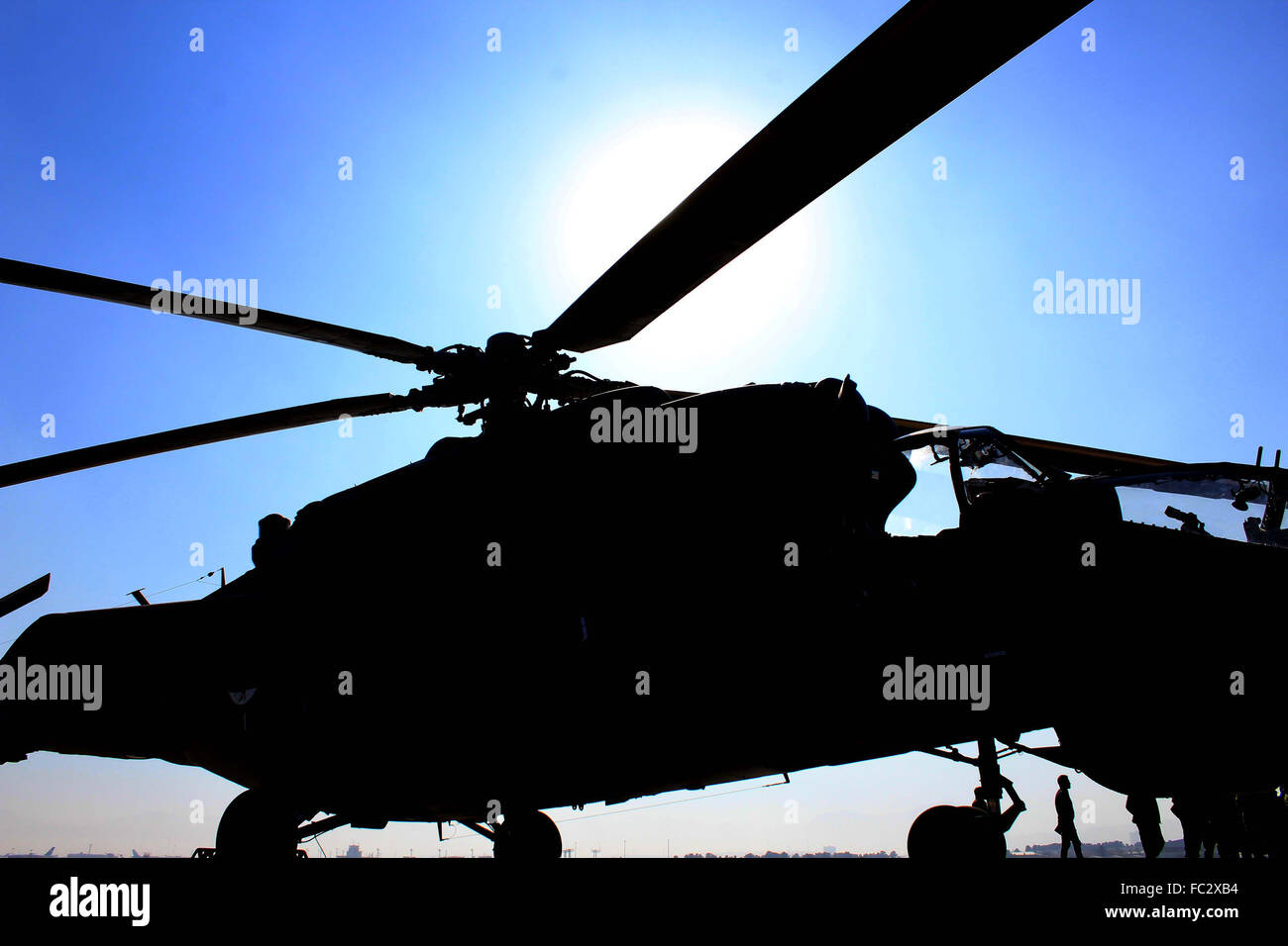 AFGHANISTAN, Kaboul - le 20 janvier : contrôles de l'Armée nationale afghane le Mi- 25 Hélicoptère à l'aéroport international d'Hamid Karzaï, le 20 janvier 2016. Banque D'Images