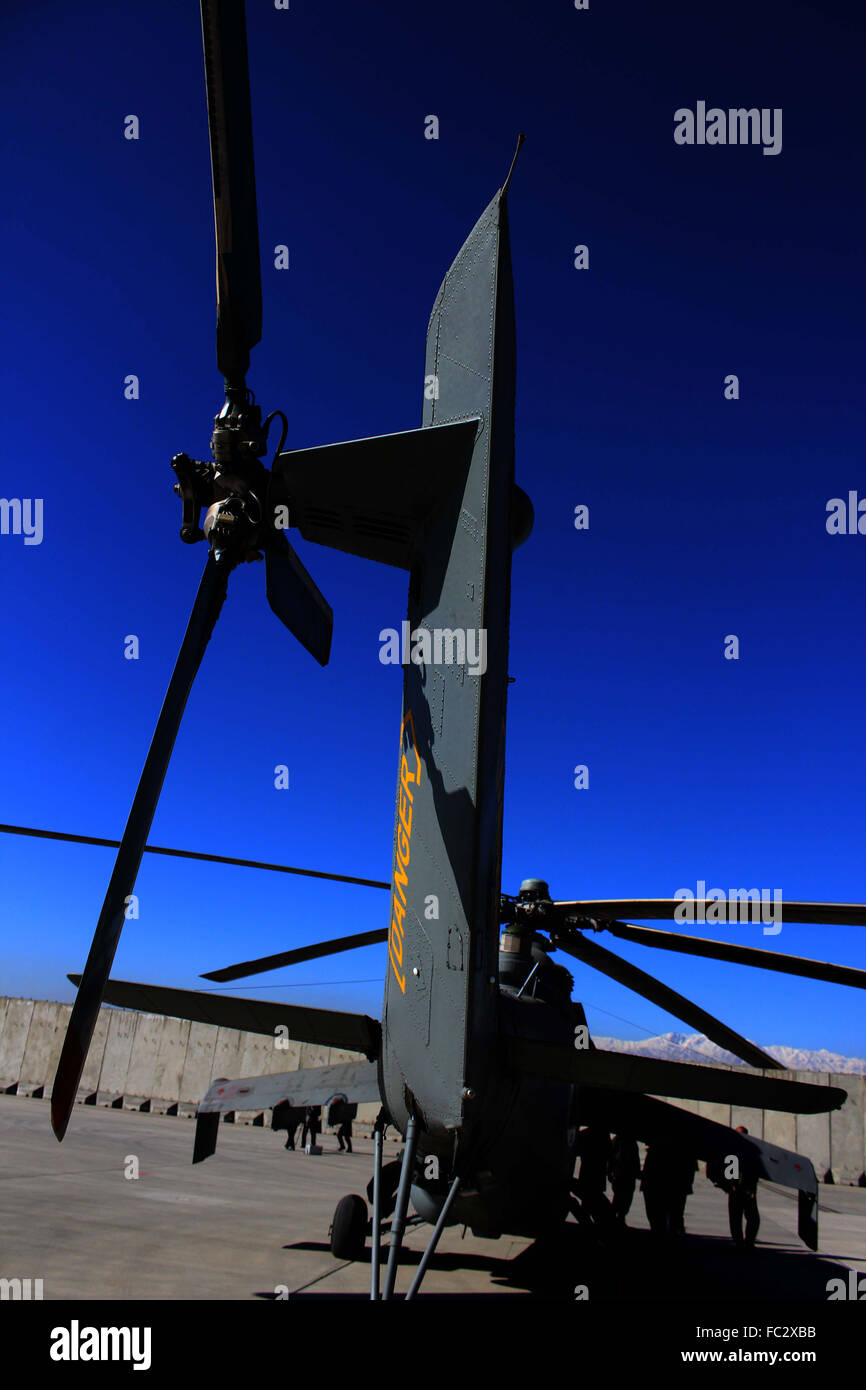AFGHANISTAN, Kaboul - le 20 janvier : contrôles de l'Armée nationale afghane le Mi- 25 Hélicoptère à l'aéroport international d'Hamid Karzaï, le 20 janvier 2016. Banque D'Images