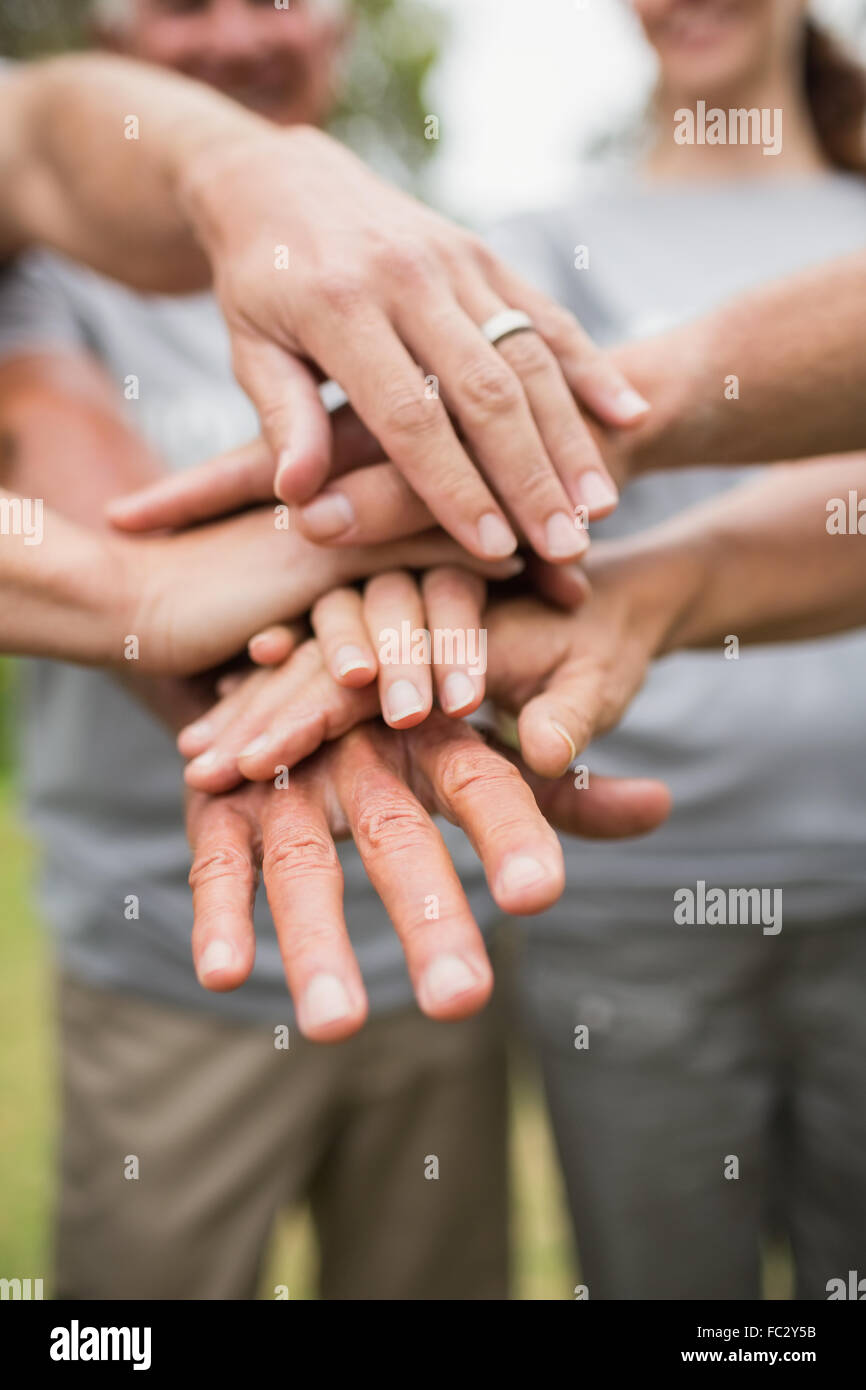 La famille des bénévoles heureux de mettre leurs mains ensemble Banque D'Images