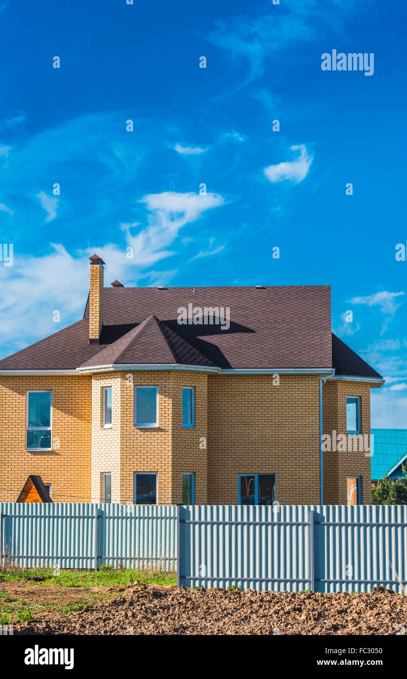 Chambre avec une fenêtre de toit à pignon Banque D'Images