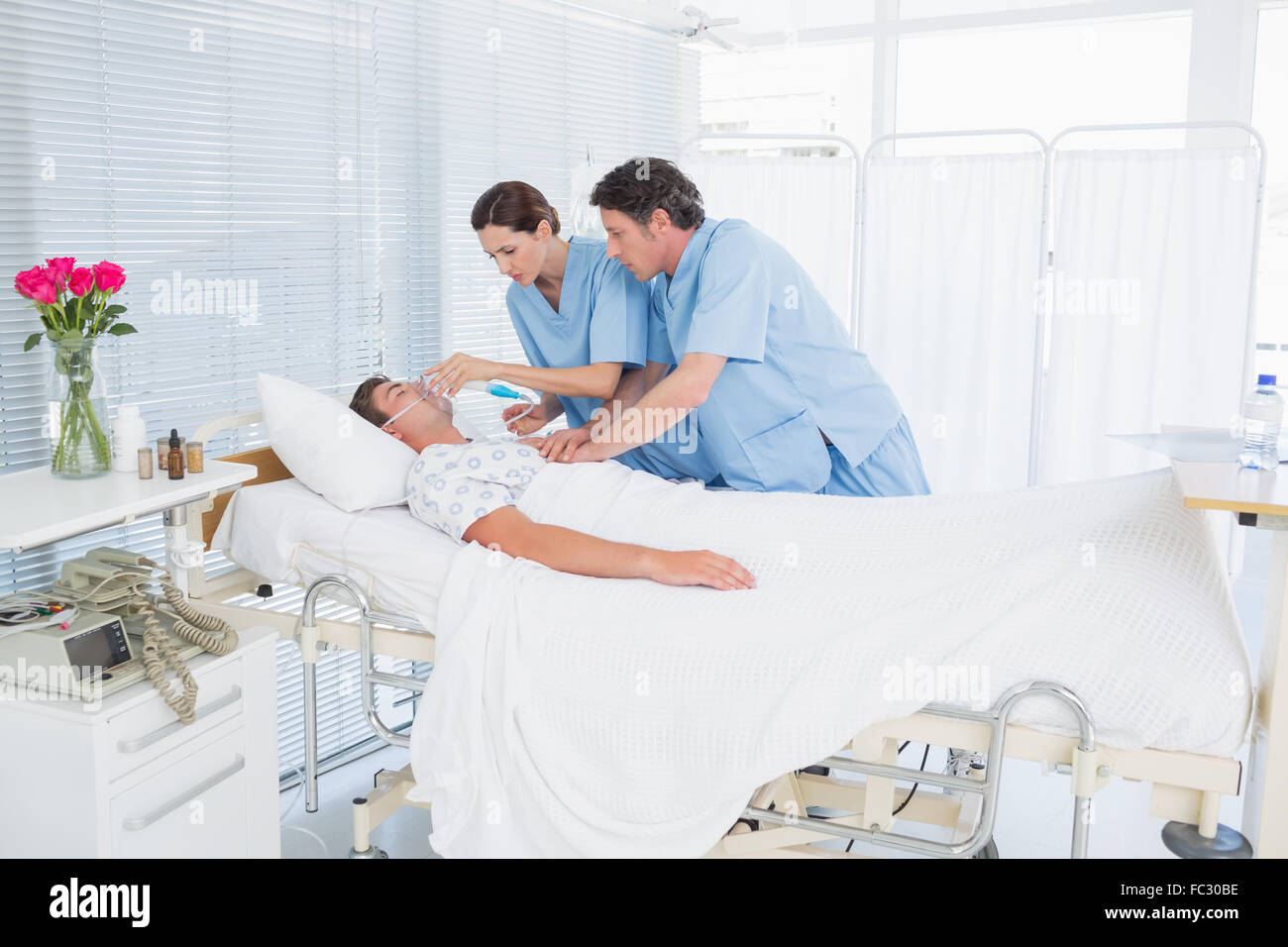 Les médecins craignent de faire le massage cardiaque et la tenue d'un masque à oxygène Banque D'Images