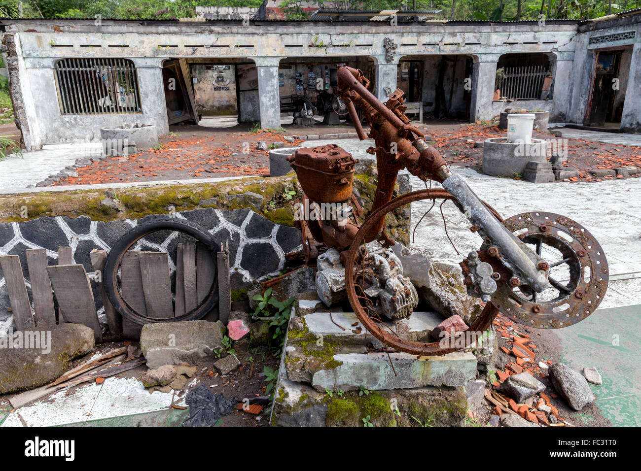 Le volcan indonésien Merapi enveloppe les villages voisins en cendres. Java, Indonésie. Banque D'Images