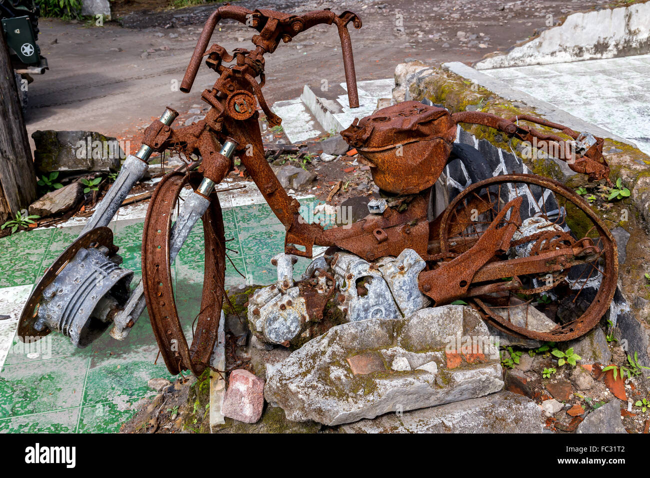 Le volcan indonésien Merapi enveloppe les villages voisins en cendres. Java, Indonésie. Banque D'Images