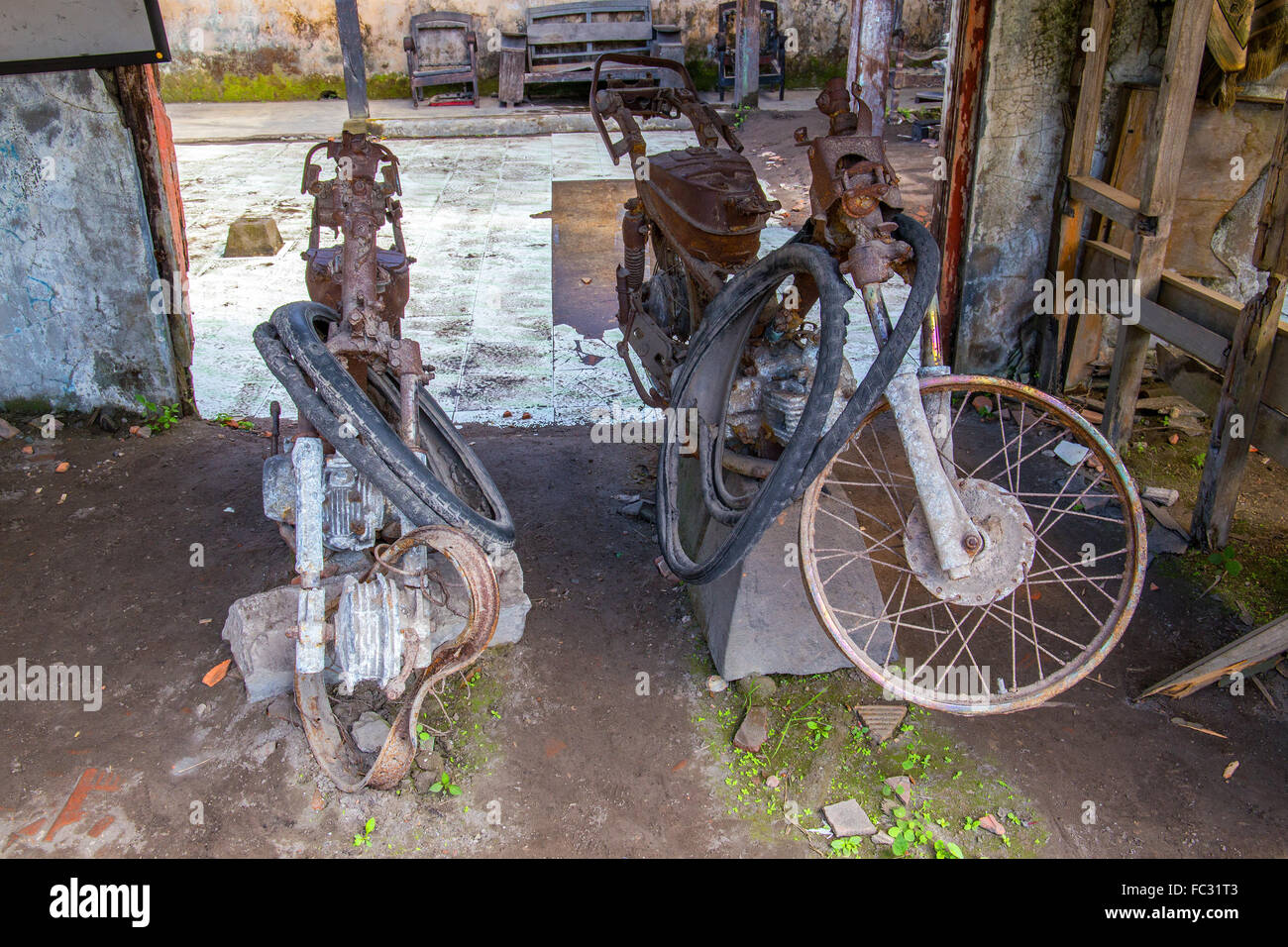 Le volcan indonésien Merapi enveloppe les villages voisins en cendres. Java, Indonésie. Banque D'Images