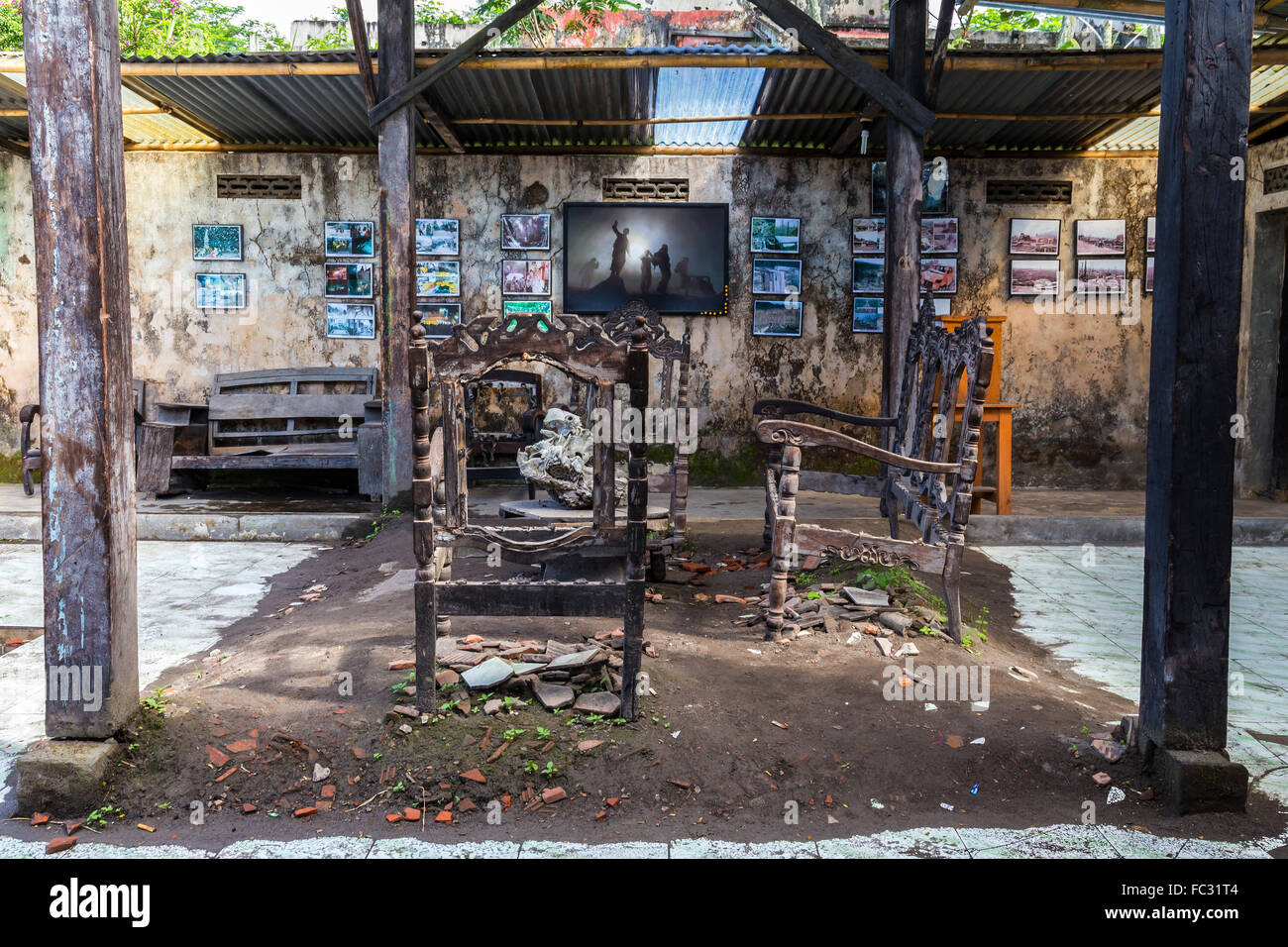 Le volcan indonésien Merapi enveloppe les villages voisins en cendres. Java, Indonésie. Banque D'Images