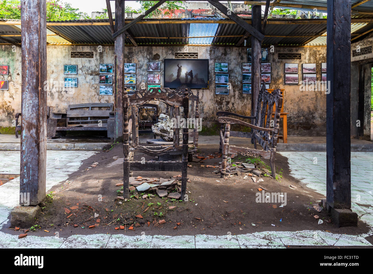 Le volcan indonésien Merapi enveloppe les villages voisins en cendres. Java, Indonésie. Banque D'Images