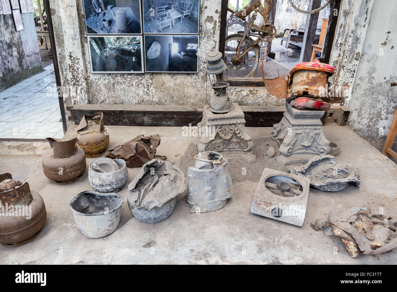 Le volcan indonésien Merapi enveloppe les villages voisins en cendres. Java, Indonésie. Banque D'Images