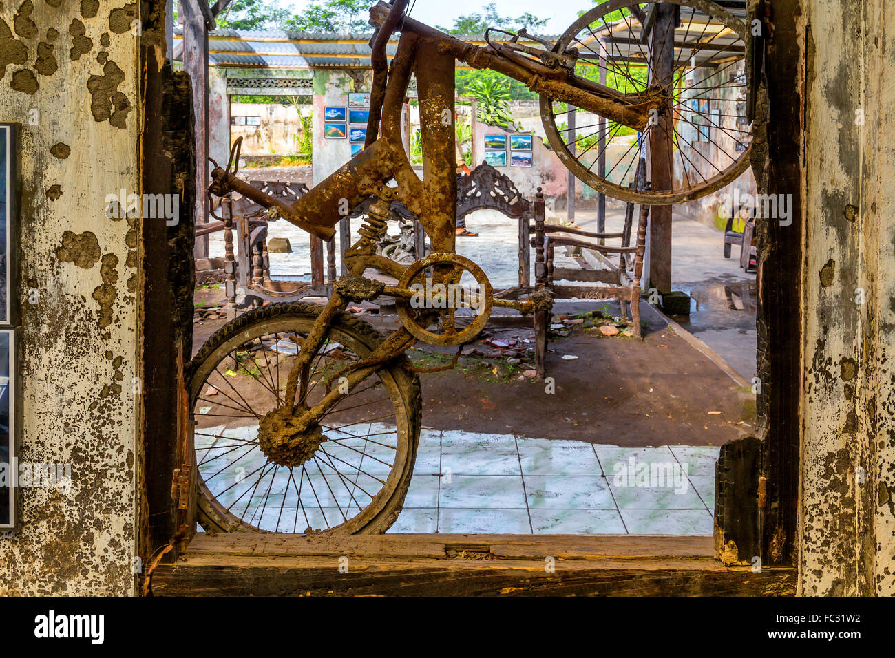 Le volcan indonésien Merapi enveloppe les villages voisins en cendres. Java, Indonésie. Banque D'Images