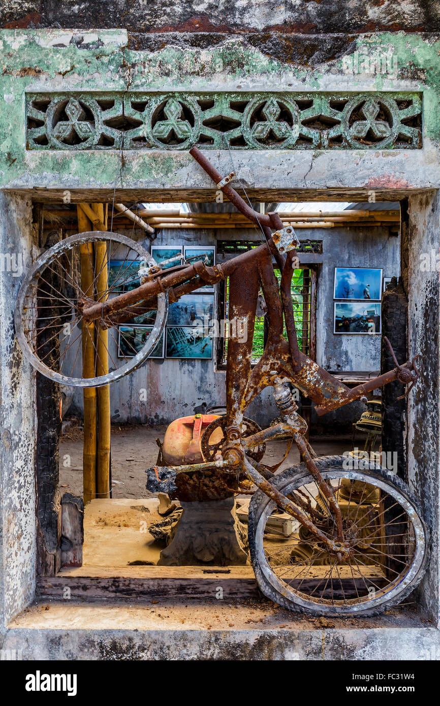 Le volcan indonésien Merapi enveloppe les villages voisins en cendres. Java, Indonésie. Banque D'Images