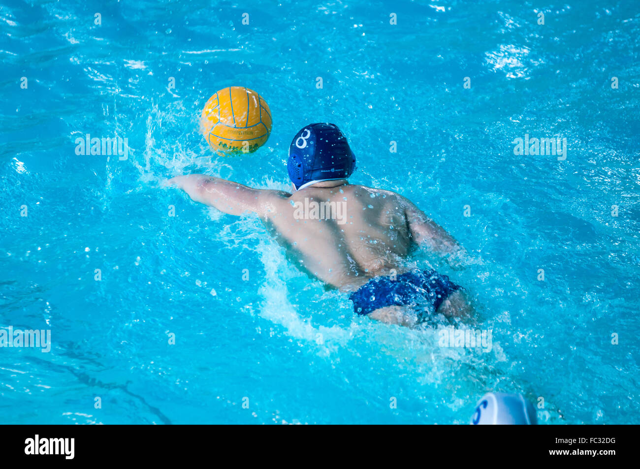 Les garçons jouent au water-polo. Banque D'Images