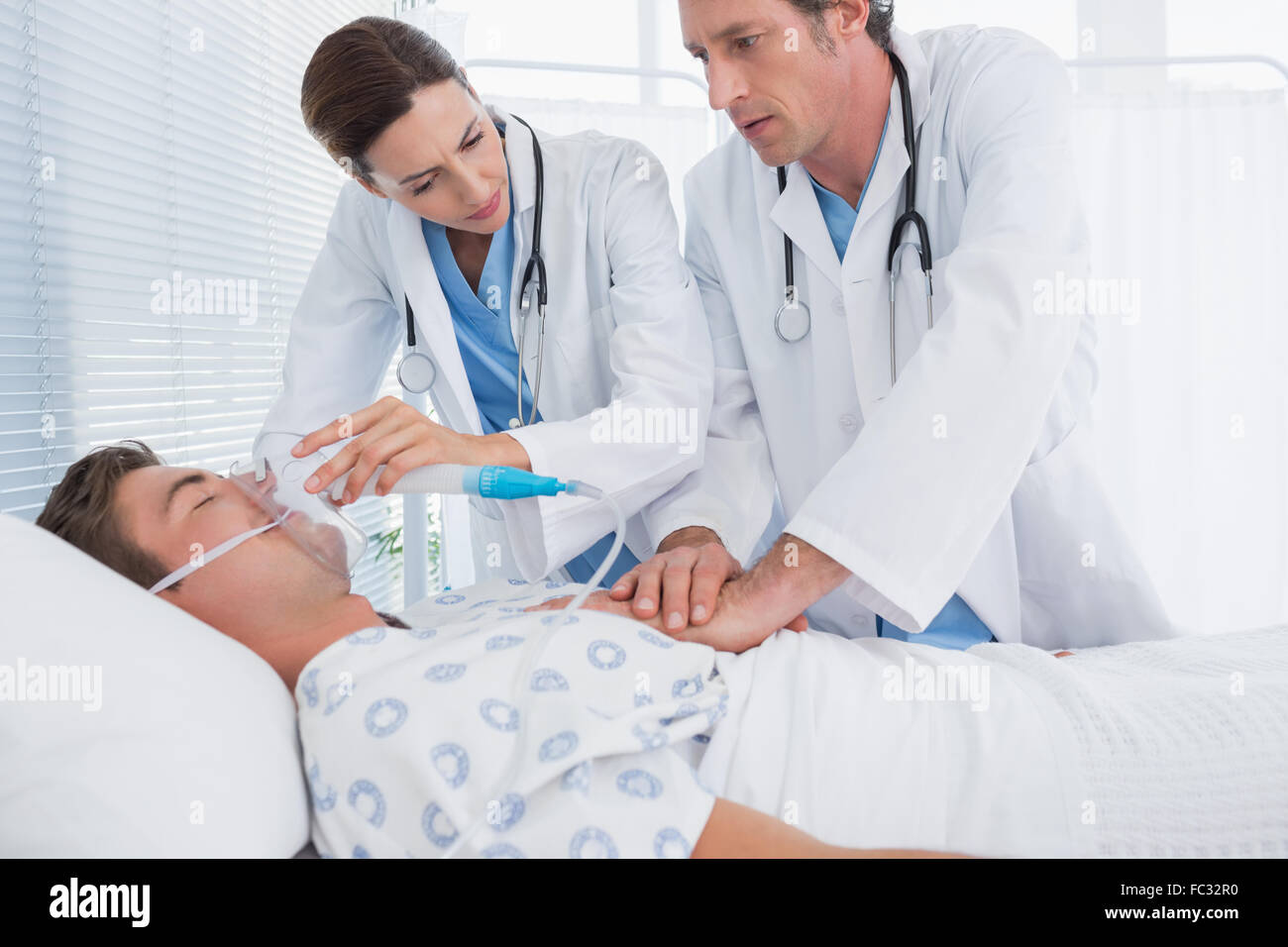 Les médecins craignent de faire le massage cardiaque et la tenue d'un masque à oxygène Banque D'Images