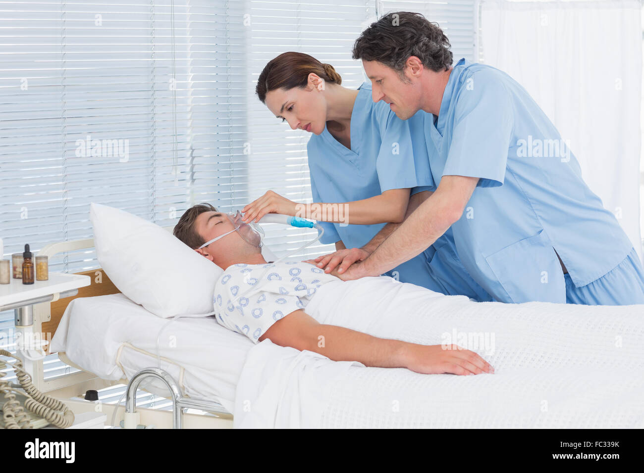 Les médecins craignent de faire le massage cardiaque et la tenue d'un masque à oxygène Banque D'Images