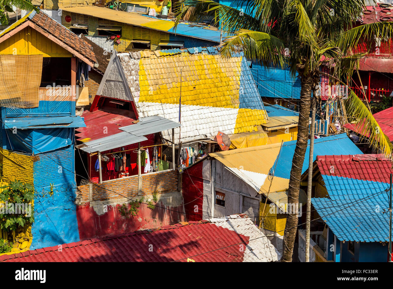 Maisons colorées sur les bords de la rivière Code dans Yogyakarta. Banque D'Images