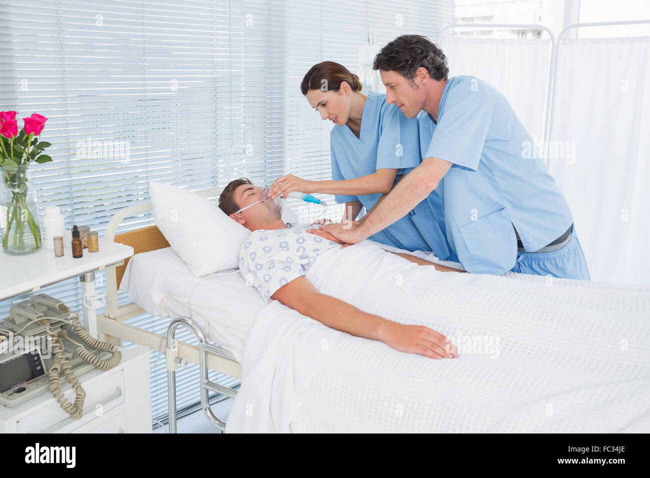 Les médecins craignent de faire le massage cardiaque et la tenue d'un masque à oxygène Banque D'Images