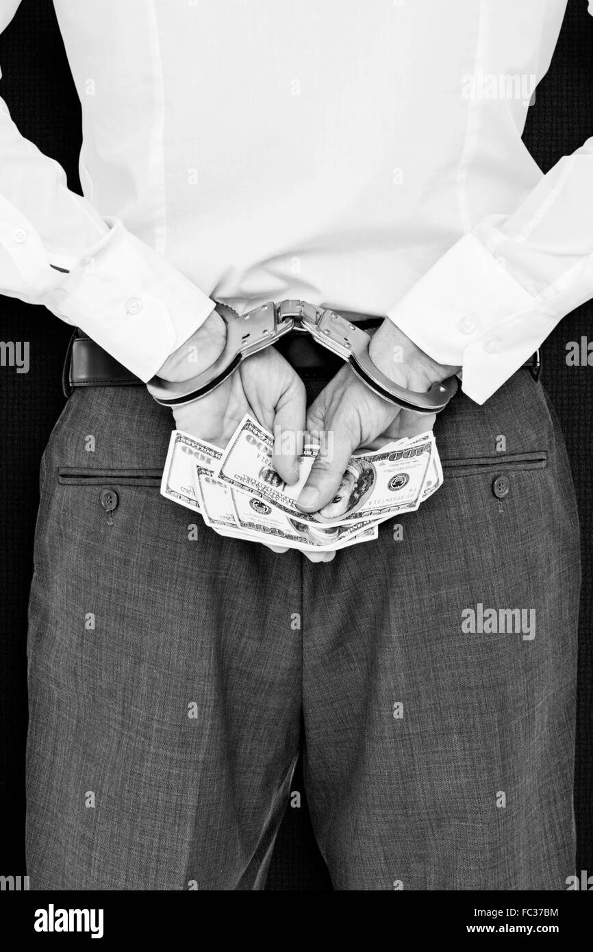 Libre de droits en menottes holding pot-de-vin Banque D'Images