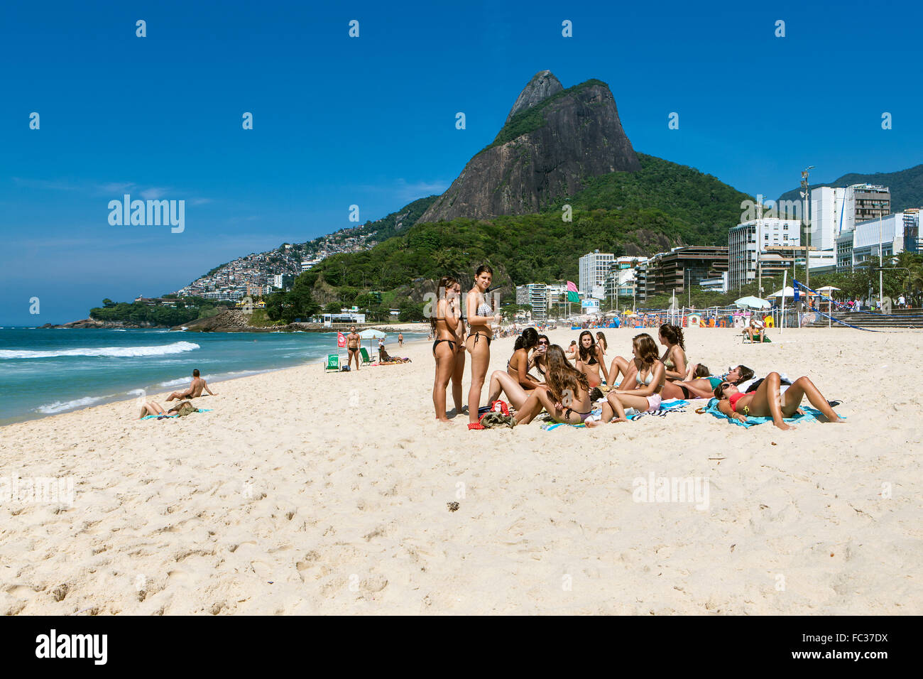 Rio De Janeiro Ipanema Beach Filles Promenade Bresil Photo Stock Alamy