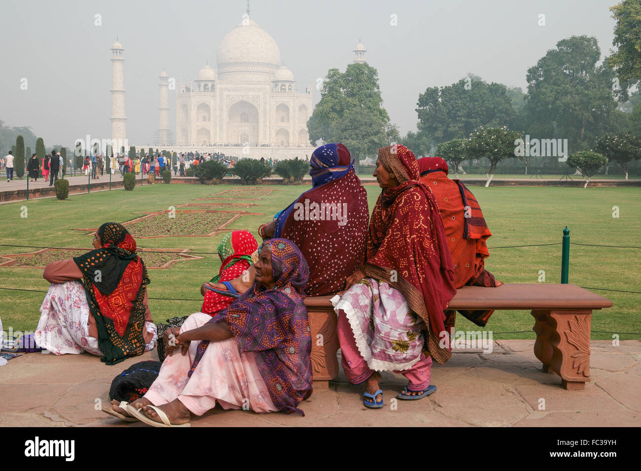 La population locale et aux visiteurs non identifiés se reposer après avoir visité le Taj Mahal à Agra, Uttar Pradesh. Banque D'Images