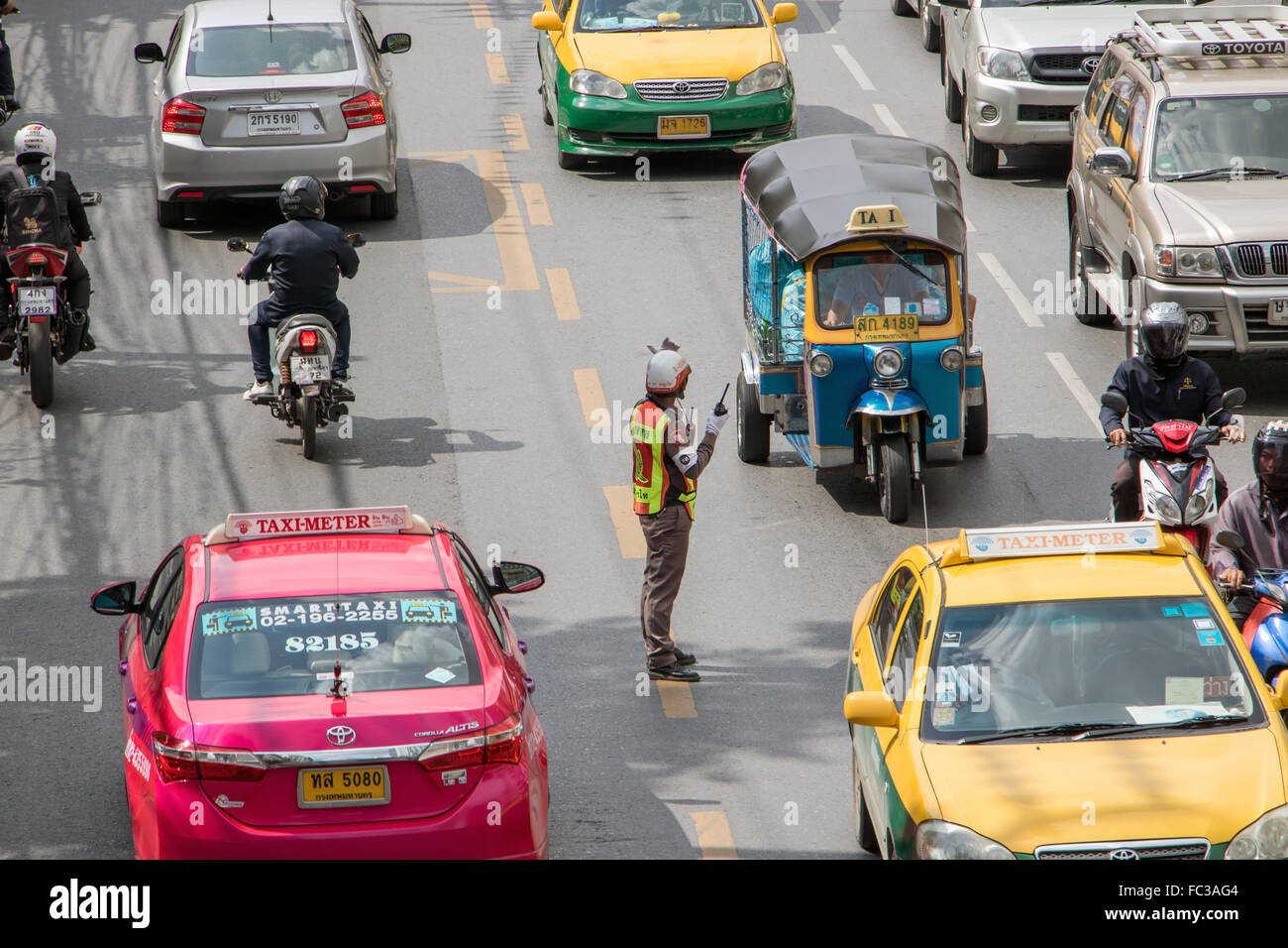 La circulation de diriger la circulation sur la route Banque D'Images