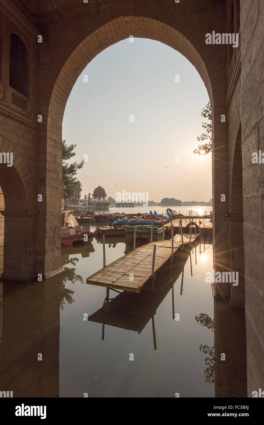 La porte principale pour entrer dans le lac Gadisagar situé à Jaisalmer, Inde. Banque D'Images