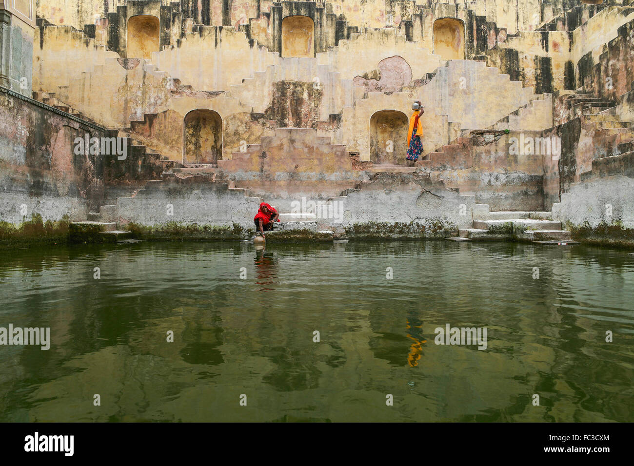 Deux femmes locales dans les cages de Chand Baori ou Panna Meena Ka Kund, à Jaipur, Inde. Banque D'Images