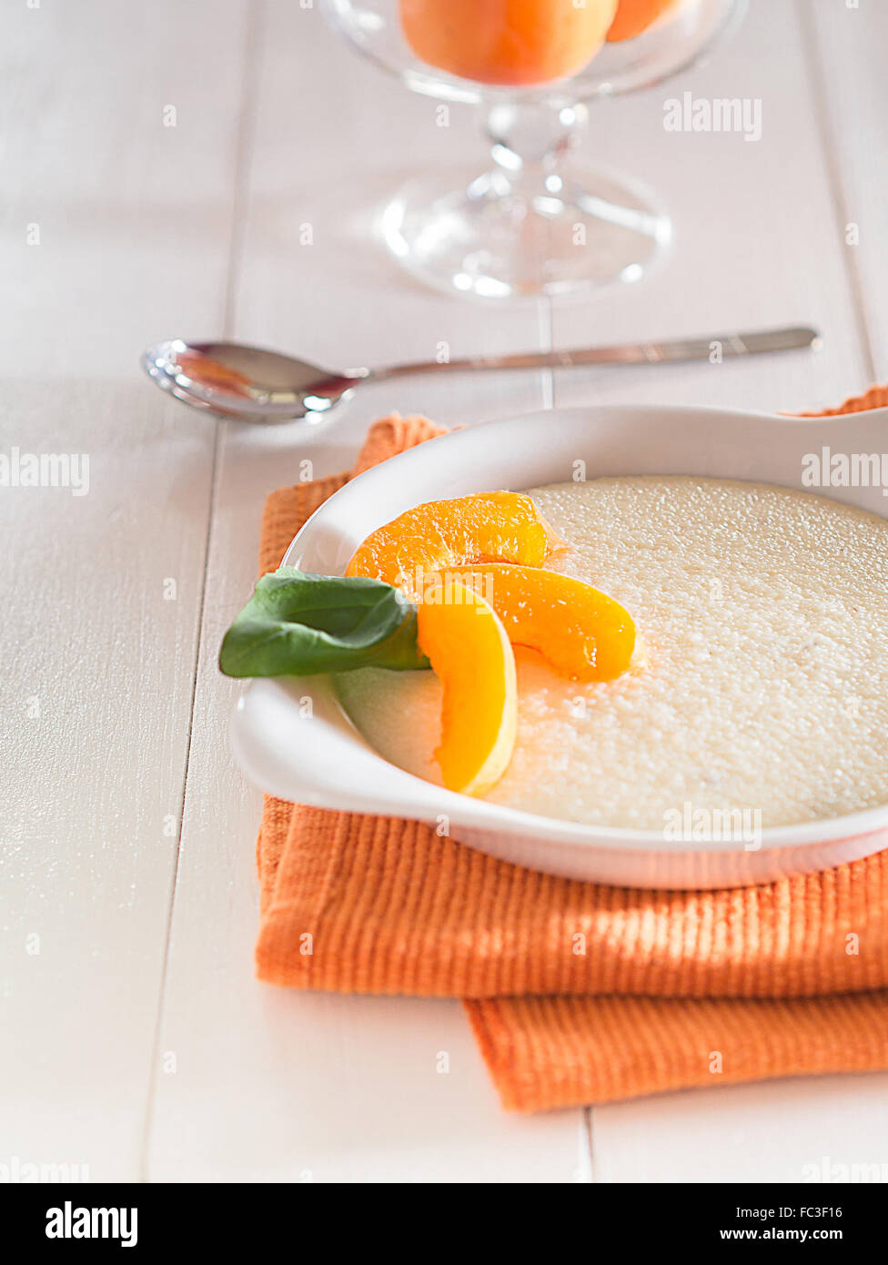 Pudding de semoule aux abricots Banque D'Images