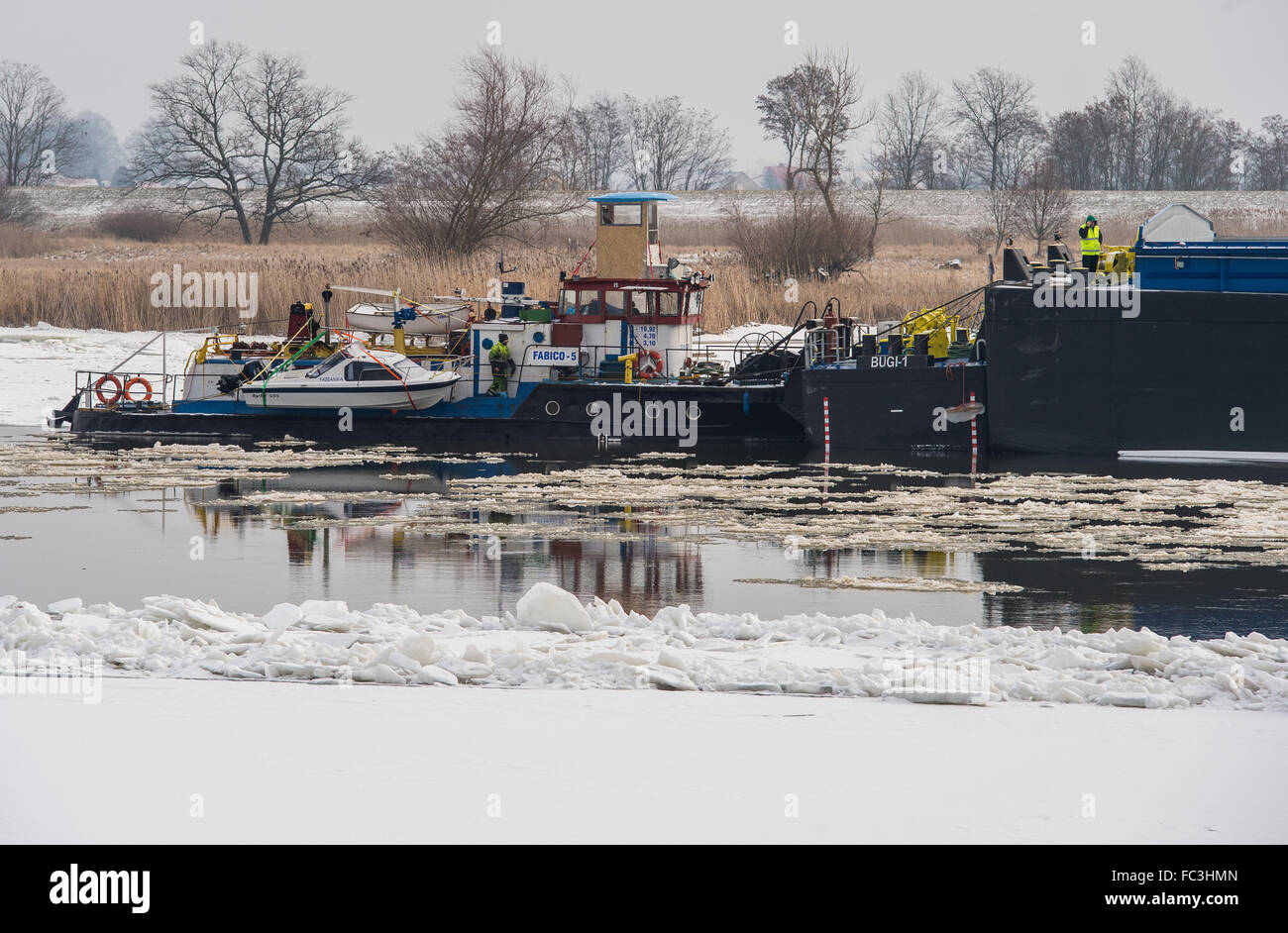 Reitwein, Allemagne. 20 Jan, 2016. Un chaland de charge à partir de la Pologne reste coincé sur l'ordre de la rivière, entouré par des plaques de glace, à la frontière entre l'Allemagne et la Pologne près de Reitwein, Allemagne, 20 janvier 2016. Le chaland a été bloqué sur le fleuve Oder pendant 15 jours. Le chaland whad été voyageant en aval malgré l'interdiction des transports par voie navigable par les autorités polonaises, l'eau et de l'expédition allemande a déclaré l'agence. Photo : Patrick Pleul/dpa/Alamy Live News Banque D'Images
