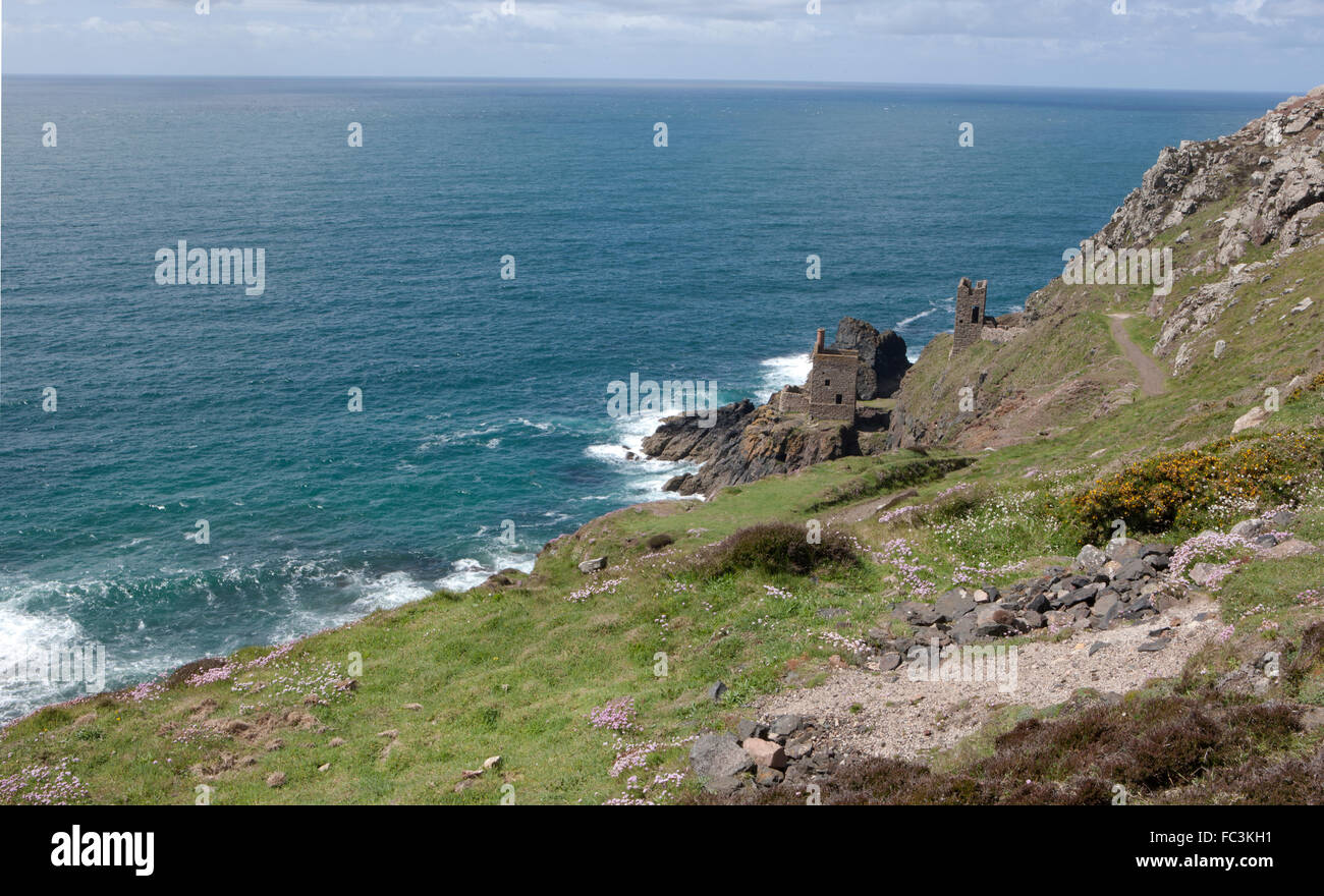 Tin Mine abandonnés sur la côte rocheuse à Botallack près de St Just, sur la côte nord des Cornouailles en Angleterre a été utilisé en plat,s Poldark. Banque D'Images